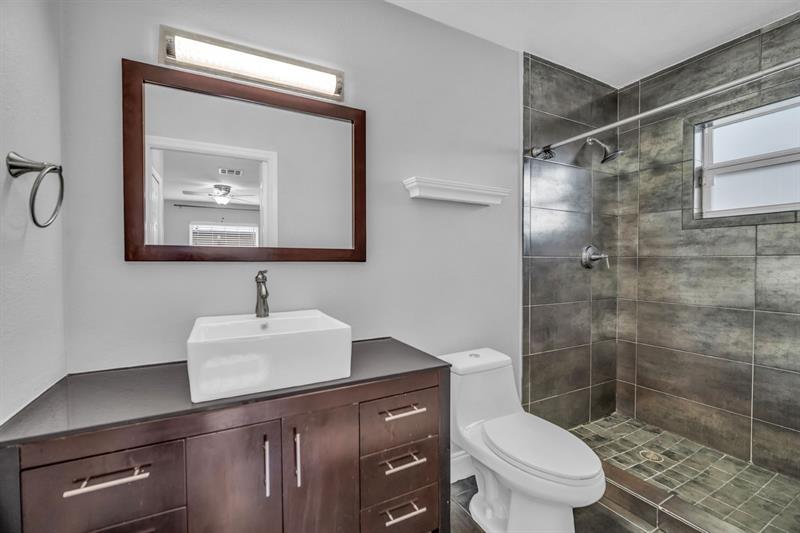 Image 21 of 44 For 915 31st Rd  