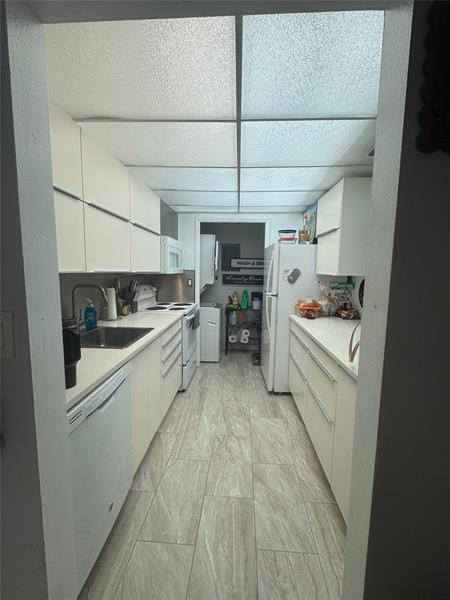 Image 3 of 11 For 240 Lakeview Dr  203