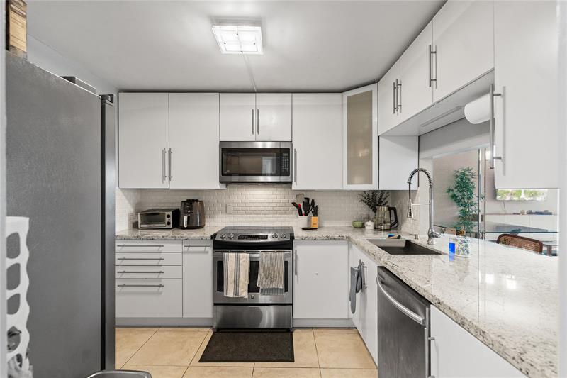 Image 4 of 27 For 3955 Nob Hill Rd  307