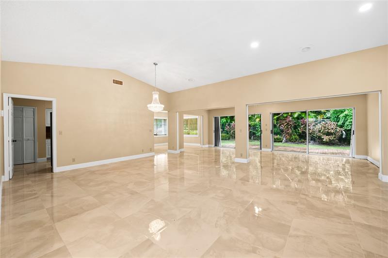 Image 12 of 32 For 10911 Greentrail Dr