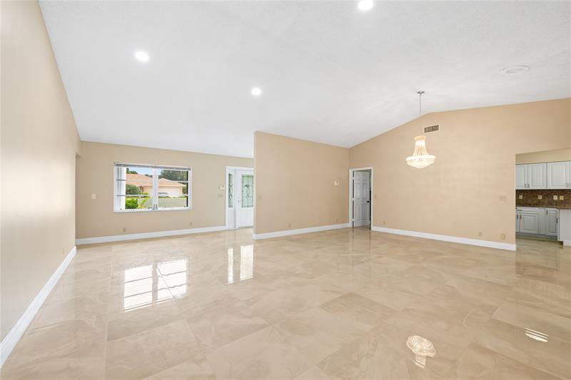 Image 14 of 32 For 10911 Greentrail Dr