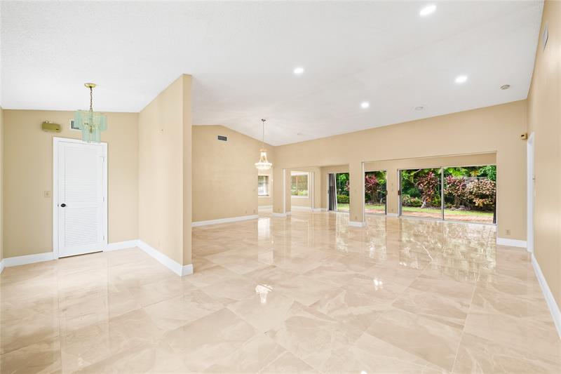 Image 16 of 32 For 10911 Greentrail Dr