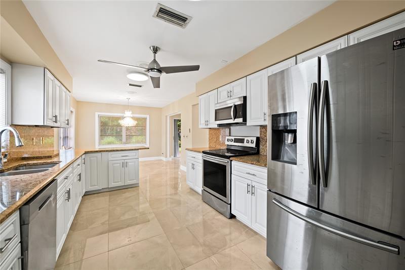 Image 3 of 32 For 10911 Greentrail Dr