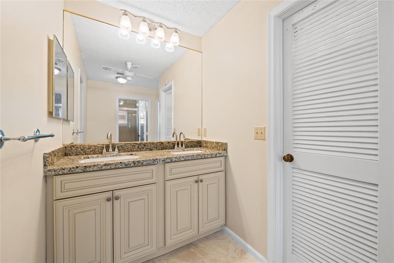 Image 31 of 32 For 10911 Greentrail Dr