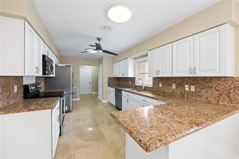 Image 4 of 32 For 10911 Greentrail Dr