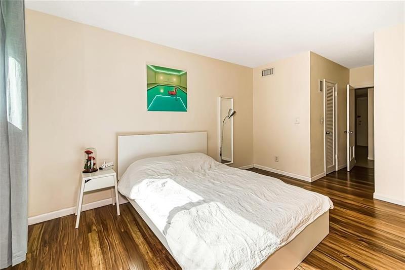 Image 17 of 38 For 19380 Collins Ave  212