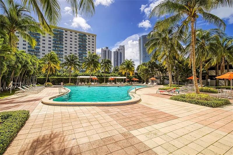 Image 34 of 38 For 19380 Collins Ave  212