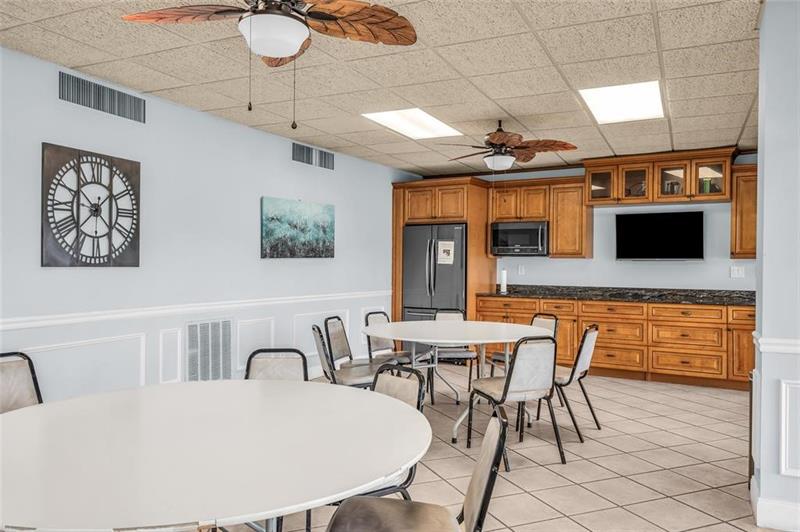 Image 13 of 37 For 2731 14th St Cswy  436