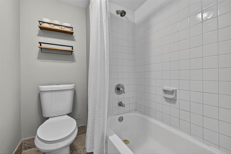 Image 25 of 35 For 412 Lakeview Dr  202