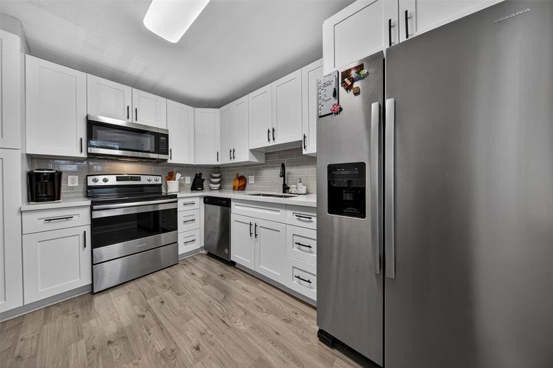 Image 7 of 35 For 412 Lakeview Dr  202