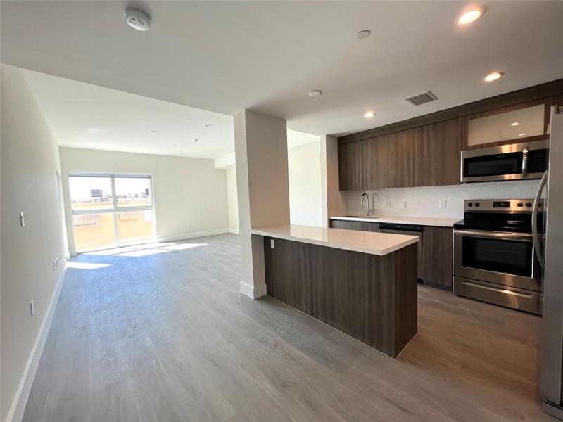 Image 4 of 16 For 1938 Jackson St  305