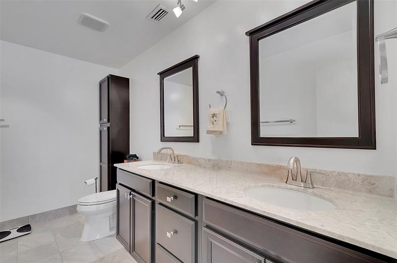 Image 28 of 39 For 2774 University Dr  10a