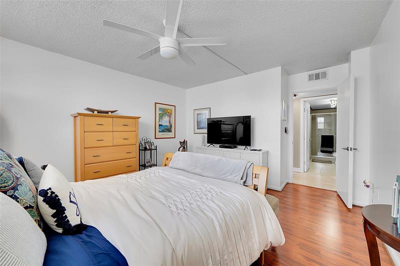 Image 27 of 55 For 1401 Ocean Dr  204