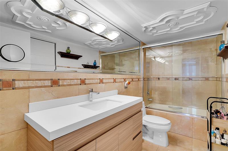 Image 34 of 55 For 1401 Ocean Dr  204