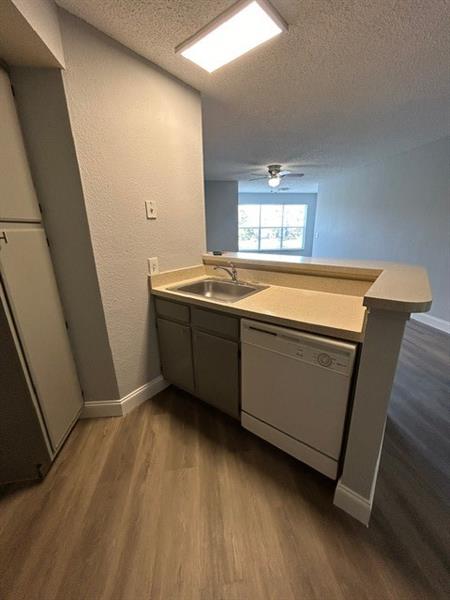 Image 13 of 28 For 1401 Village Blvd  923