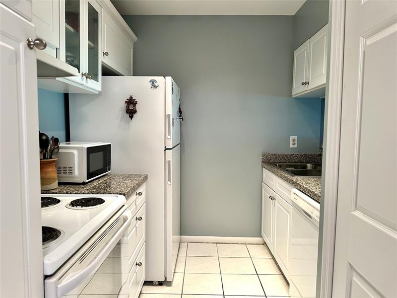 Image 10 of 36 For 930 Twin Lakes Dr  8-p