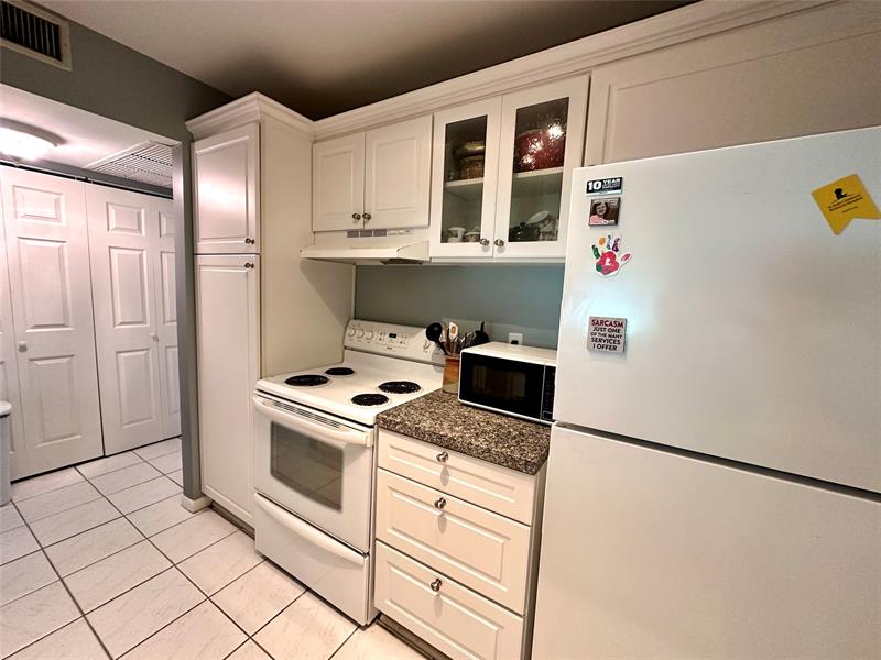 Image 11 of 36 For 930 Twin Lakes Dr  8-p