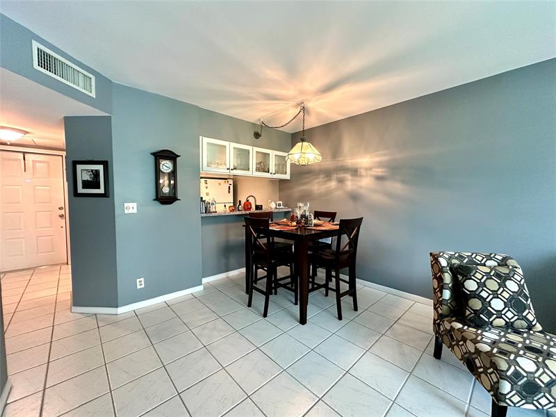 Image 18 of 36 For 930 Twin Lakes Dr  8-p