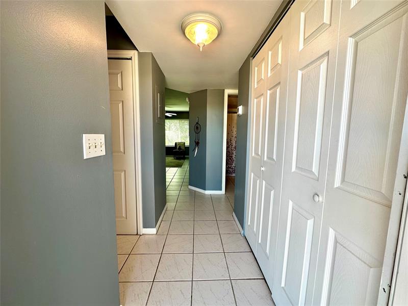 Image 8 of 36 For 930 Twin Lakes Dr  8-p