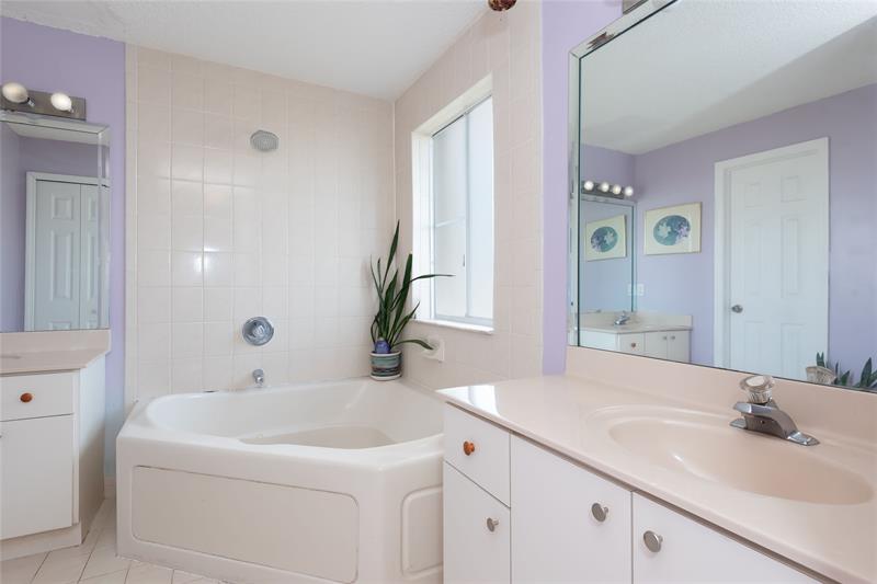 Image 18 of 21 For 14015 Forest Oak Cir  14015