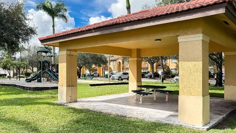 Image 21 of 21 For 14015 Forest Oak Cir  14015