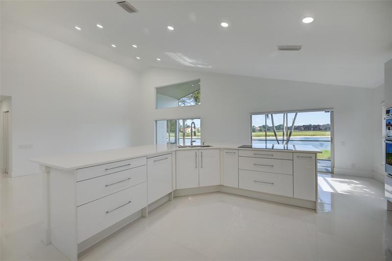 Image 10 of 37 For 6014 Golf Villas Dr