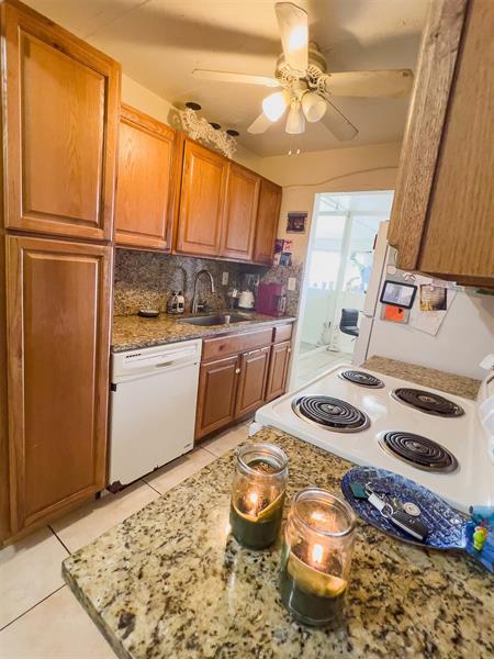 Image 10 of 25 For 3110 Pine Island Rd  304