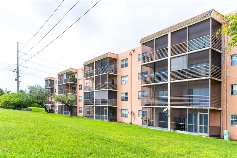 Image 4 of 25 For 3110 Pine Island Rd  304