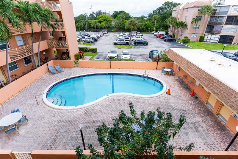 Image 5 of 25 For 3110 Pine Island Rd  304