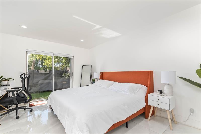 Image 10 of 18 For 518 Woodgate Cir  E