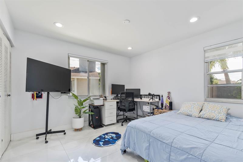 Image 13 of 18 For 518 Woodgate Cir  E