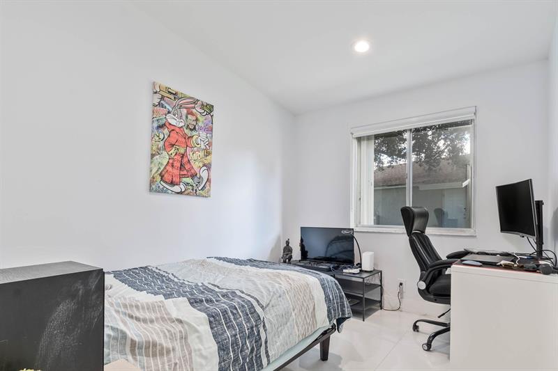 Image 14 of 18 For 518 Woodgate Cir  E