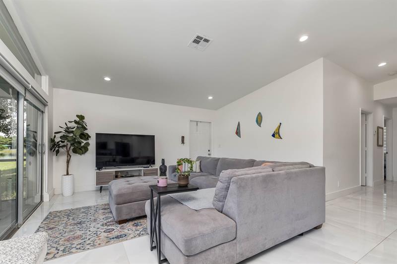 Image 6 of 18 For 518 Woodgate Cir  E