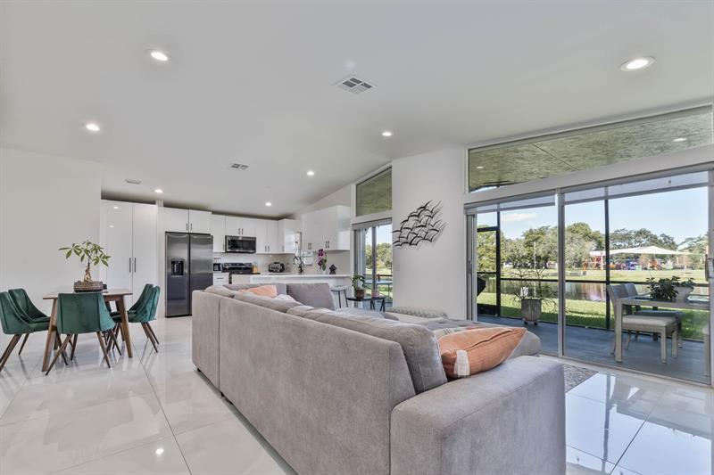 Image 7 of 18 For 518 Woodgate Cir  E