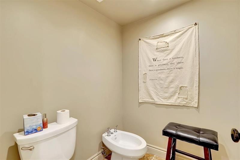 Image 54 of 70 For 2300 Diana  203