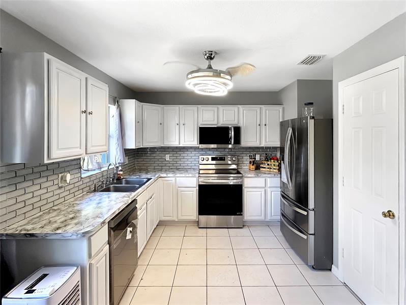 Image 13 of 25 For 3043 Banyan St