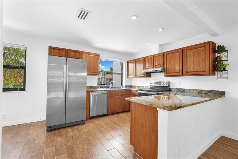 Image 24 of 76 For 3000 8th Ter  B-5