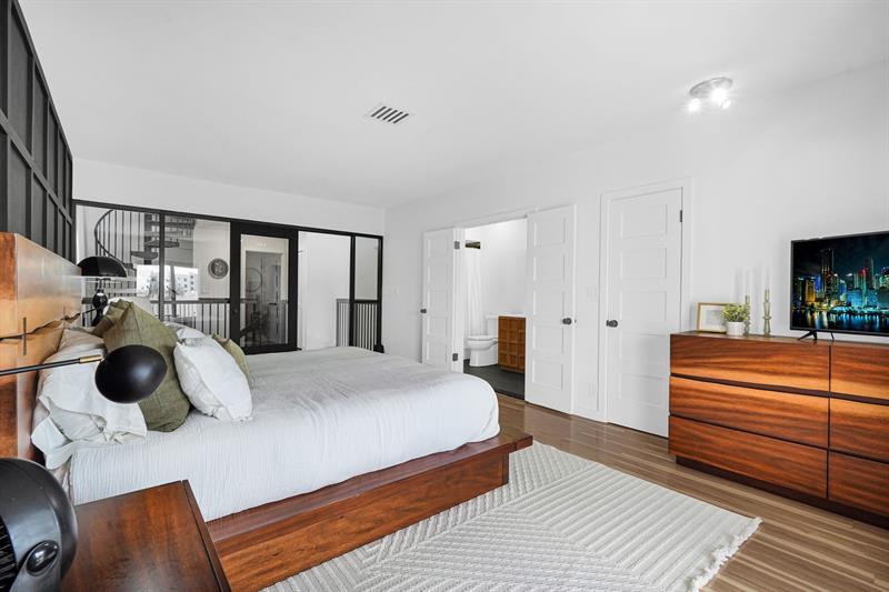 Image 42 of 76 For 3000 8th Ter  B-5