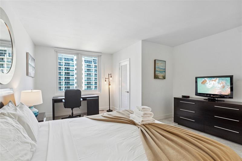 Image 9 of 15 For 2301 Collins Ave  1015