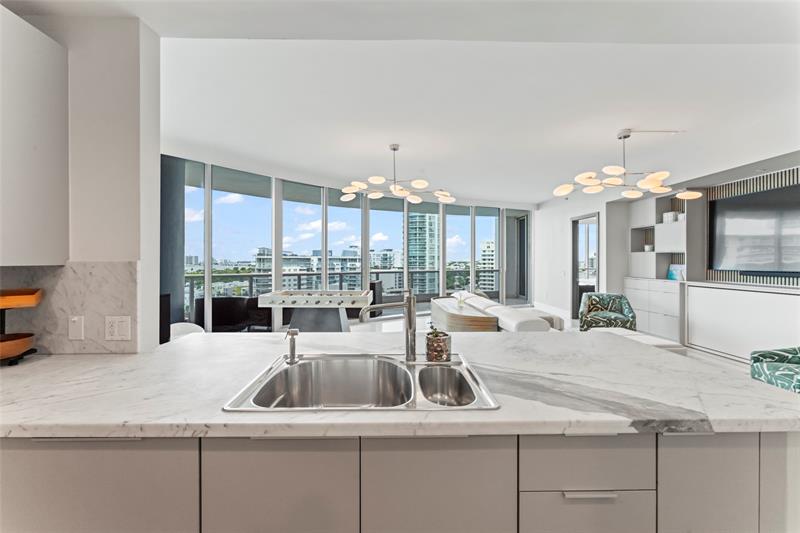 Image 17 of 75 For 5959 Collins Ave  1201