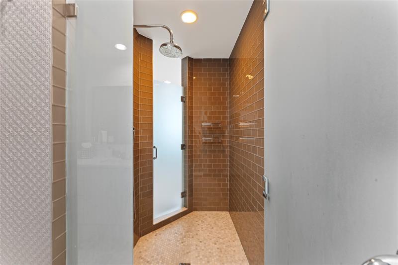 Image 38 of 75 For 5959 Collins Ave  1201
