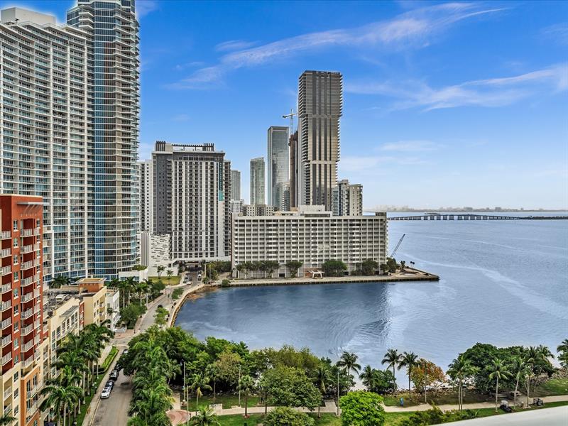 Image 35 of 70 For 1900 Bayshore Dr  1504