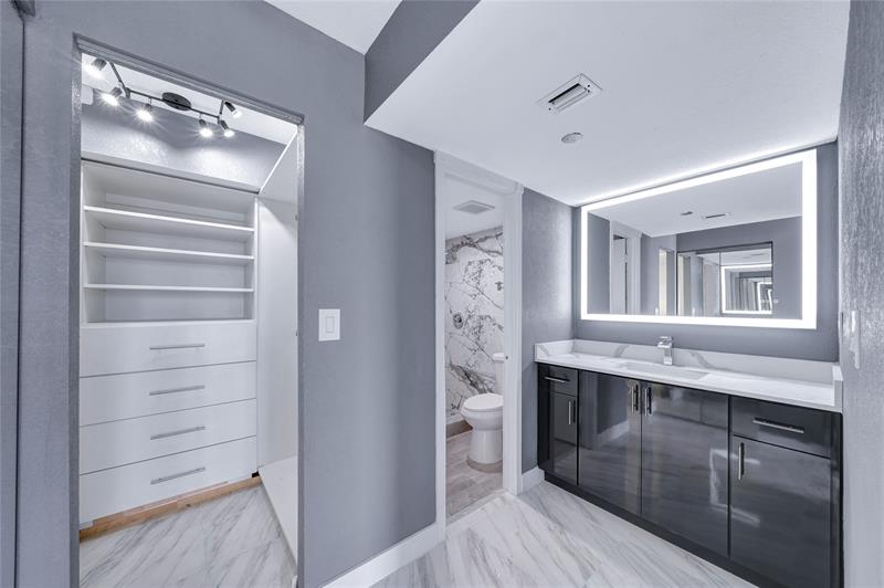 Image 20 of 53 For 1100 Saint Charles Pl  708