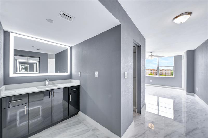 Image 21 of 53 For 1100 Saint Charles Pl  708