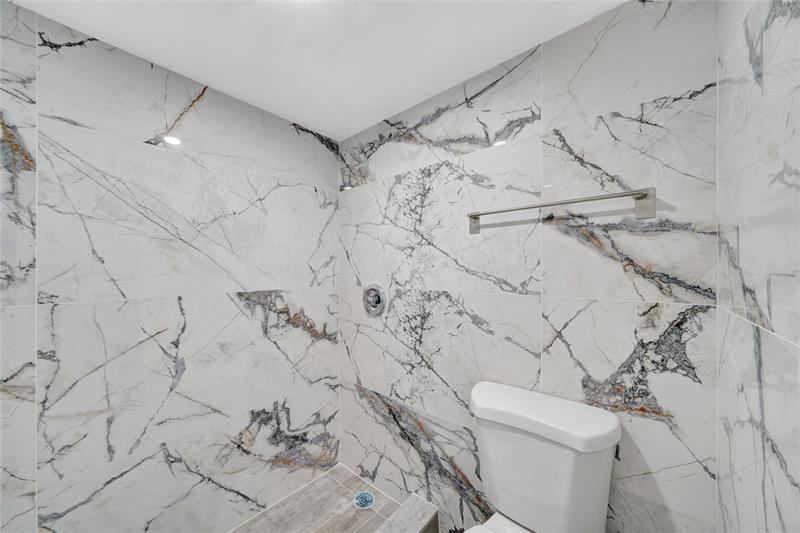 Image 22 of 53 For 1100 Saint Charles Pl  708