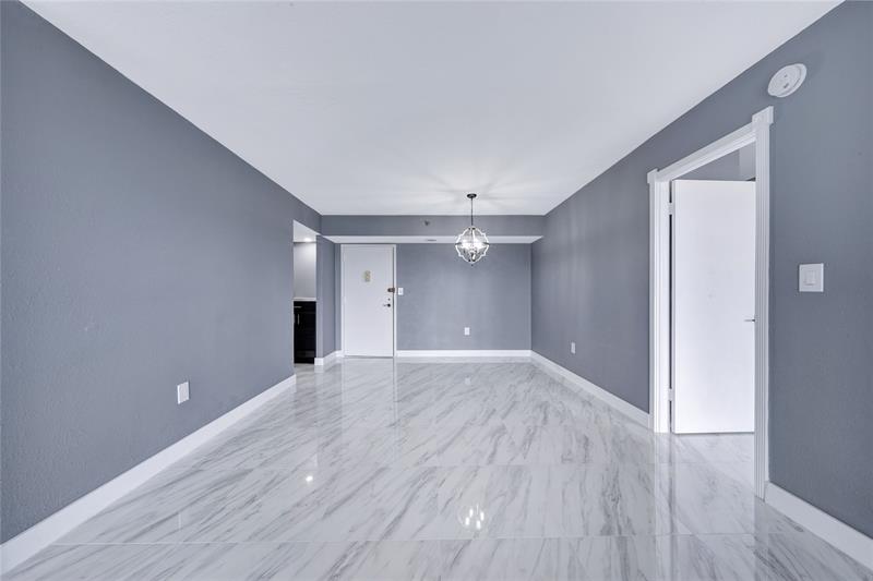 Image 3 of 53 For 1100 Saint Charles Pl  708