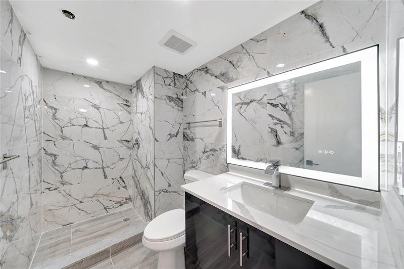 Image 30 of 53 For 1100 Saint Charles Pl  708