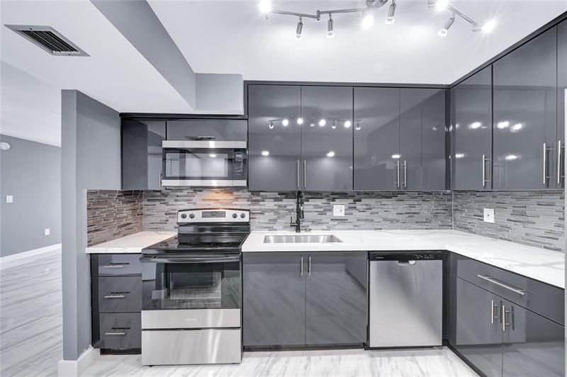 Image 7 of 53 For 1100 Saint Charles Pl  708