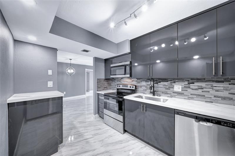 Image 8 of 53 For 1100 Saint Charles Pl  708