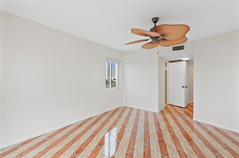 Image 12 of 41 For 720 Bayshore Dr  701